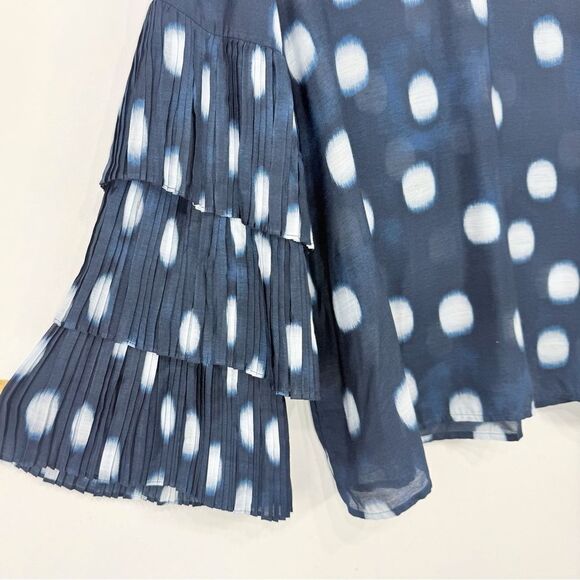 Chico’s Navy Blue White Dot Lightweight Pleat Tiered Flutter Sleeve Blouse NEW - Picture 5 of 15
